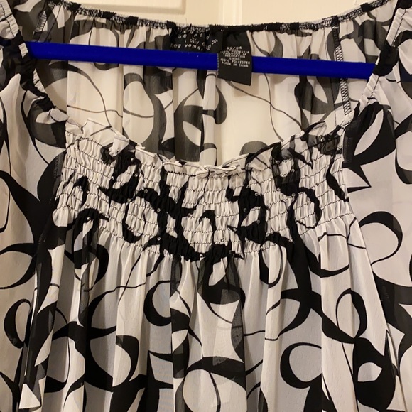 New York City Design Co. women’s top - Picture 3 of 6